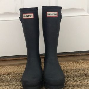 Size 4,  Hunter navy blue rain boots.Good condition👍